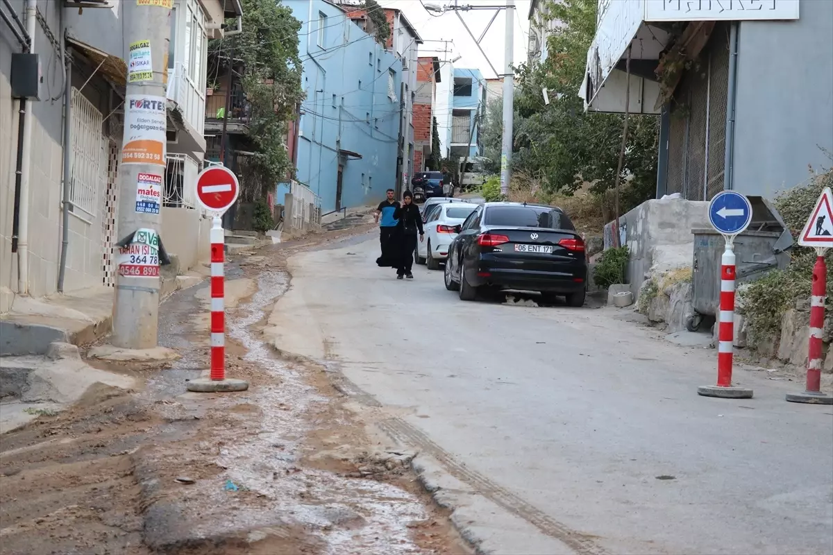 Karabağlar'da Su Borusu Patladı, Sular Boşa Akıyor
