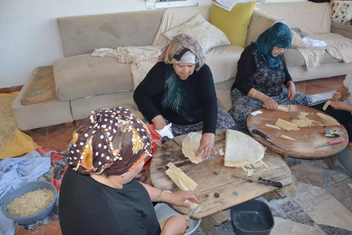 Kadınlar İmece İle Kış Hazırlığı Yapıyor