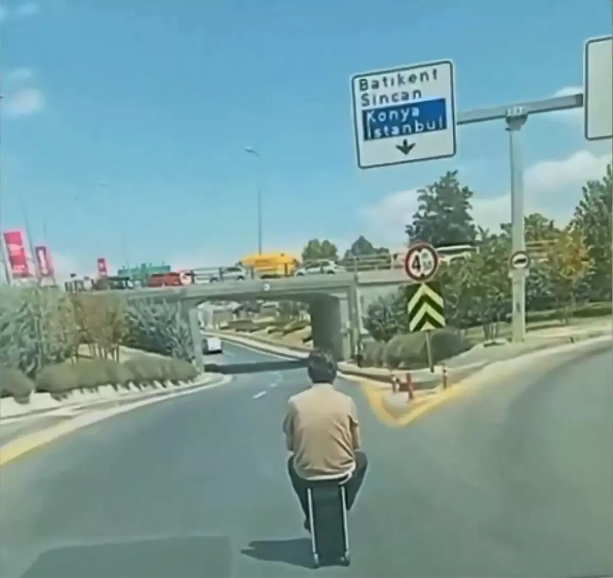 Valizle Elektrikli Skuter Seyahati