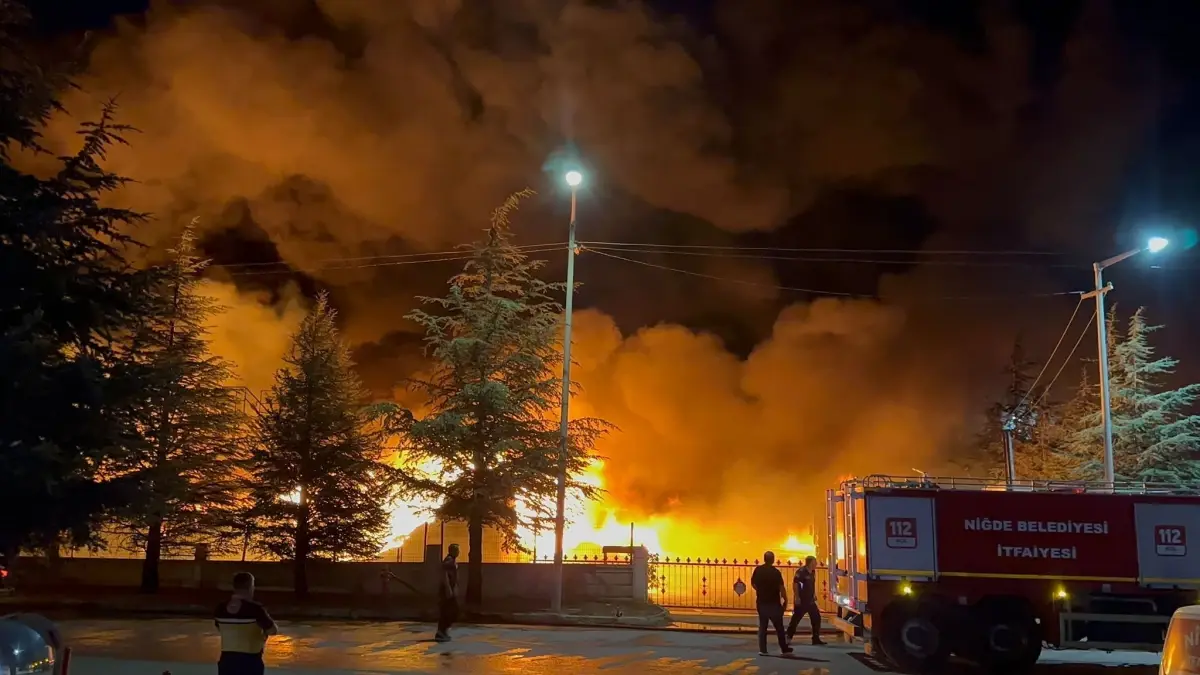 Niğde'de Fabrikada Yangın