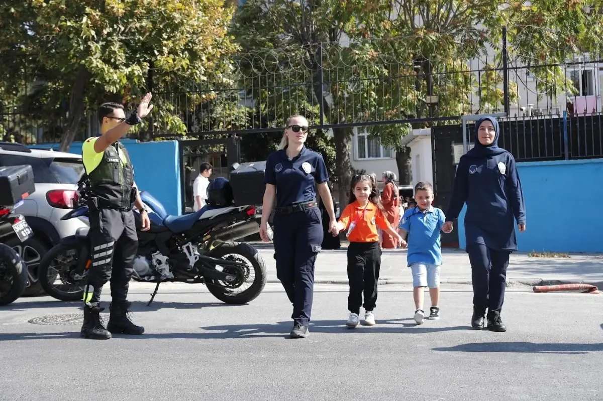 Bağcılar Belediyesi'nden Okul Önlerinde Güvenli Eğitim Uygulamaları
