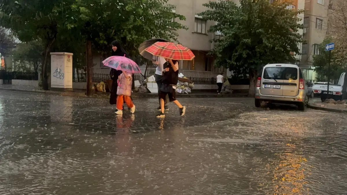 Turgutlu'da Sağanak, Sokaklar Suyla Doldurdu