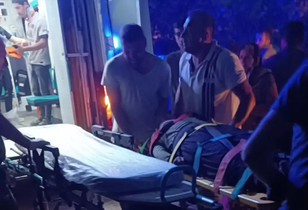 Akçakoca'da Fındık İşçilerini Taşıyan Araç Devrildi