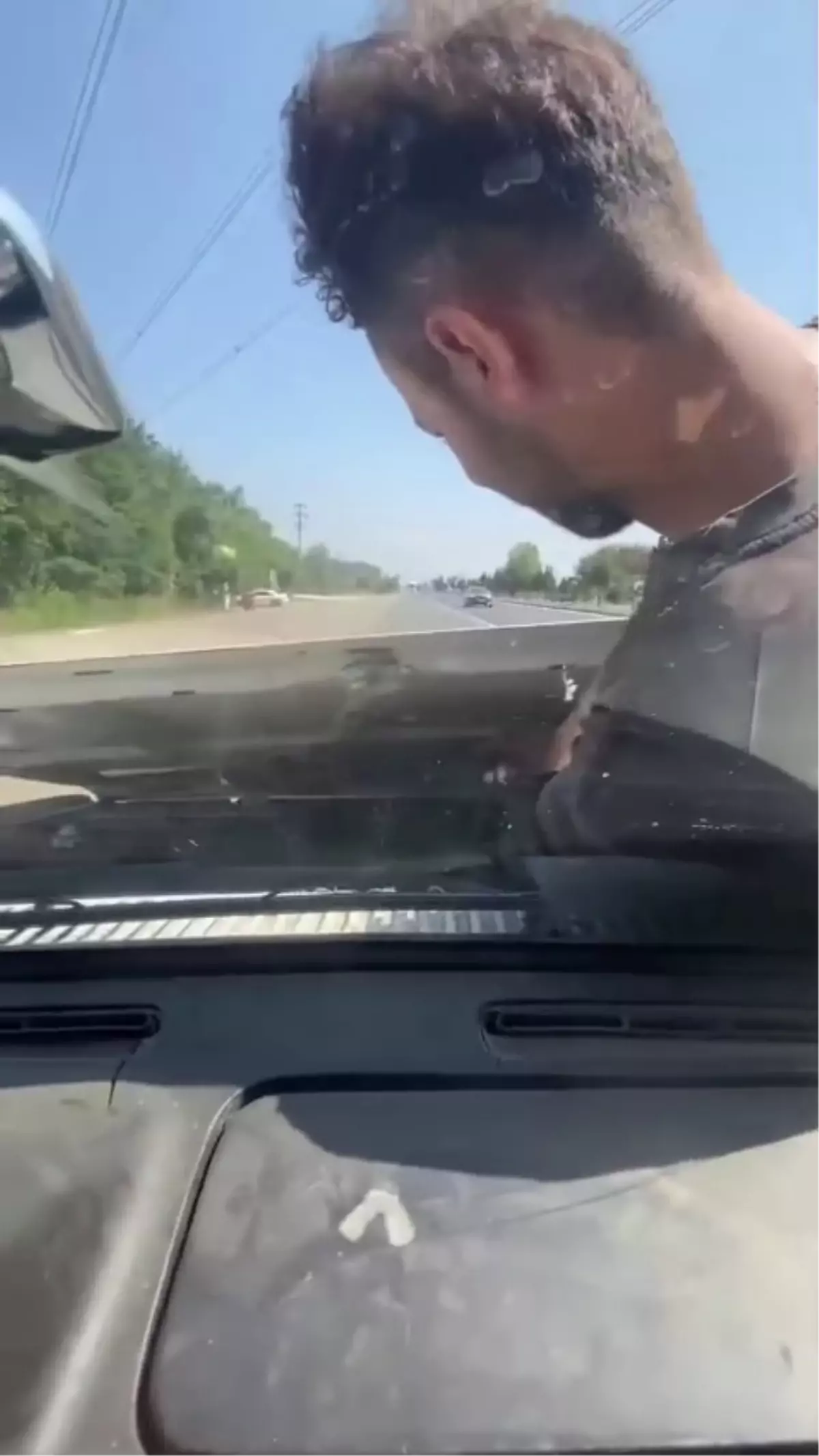 Trafik Tehlikesi: Usta Motorun İçinde Seyahat Etti