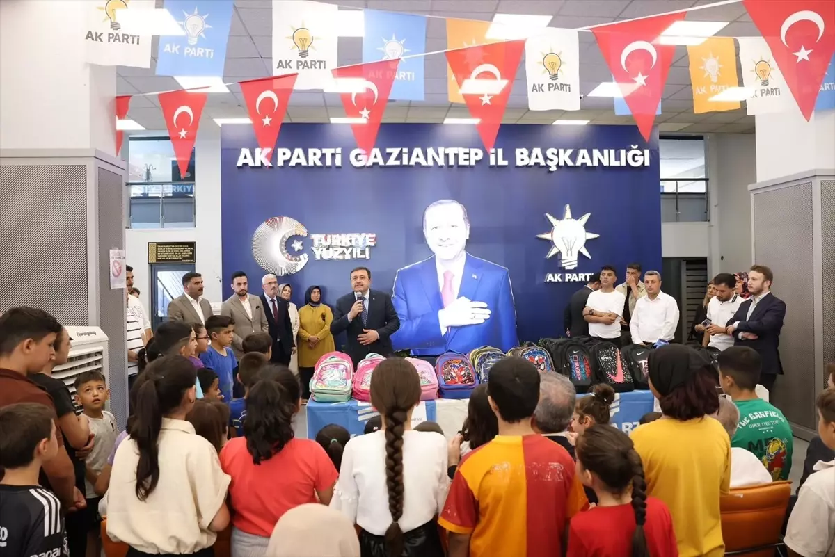 AK Parti'den İhtiyaç Sahibi Öğrencilere Kırtasiye Desteği