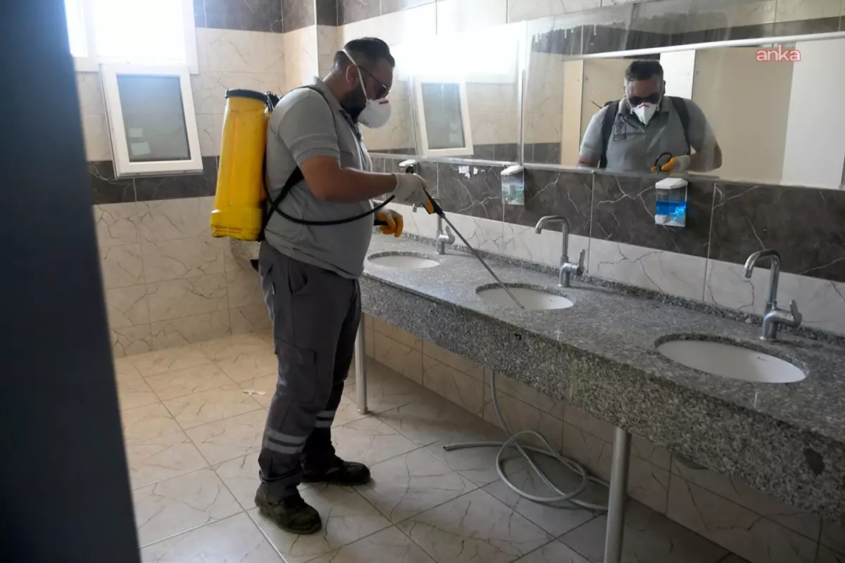 Kuşadası Belediyesi Okullarda Hijyenik İlaçlama Çalışması Başlattı