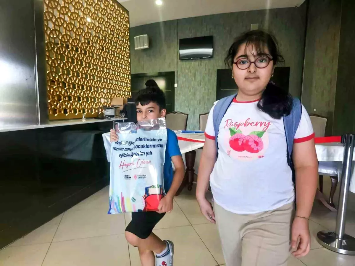 Ümraniye Belediyesi'nden 5 Bin Aileye Kırtasiye Seti Desteği
