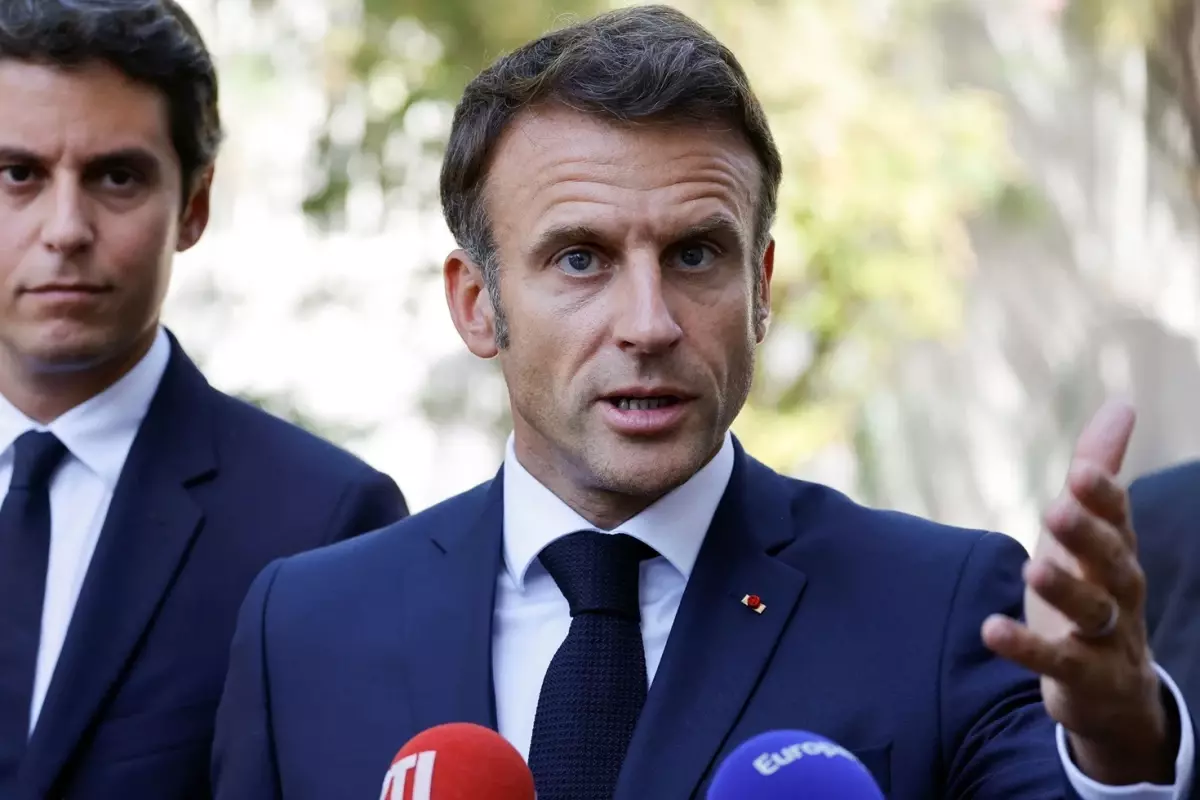 Melenchon'dan Macron'la İlgili Azil Önergesi
