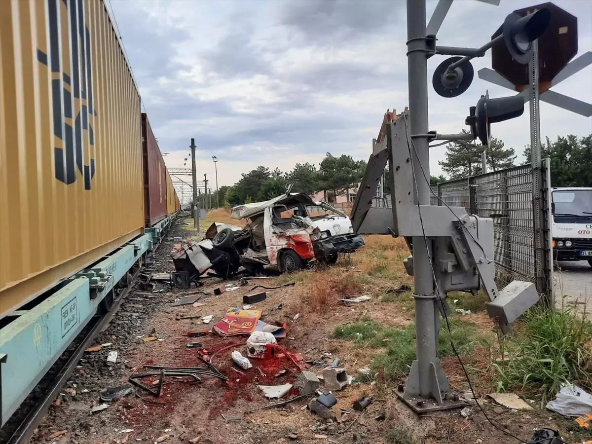 Muratlı'da Tren Minibüse Çarptı: Sürücü Yaralı