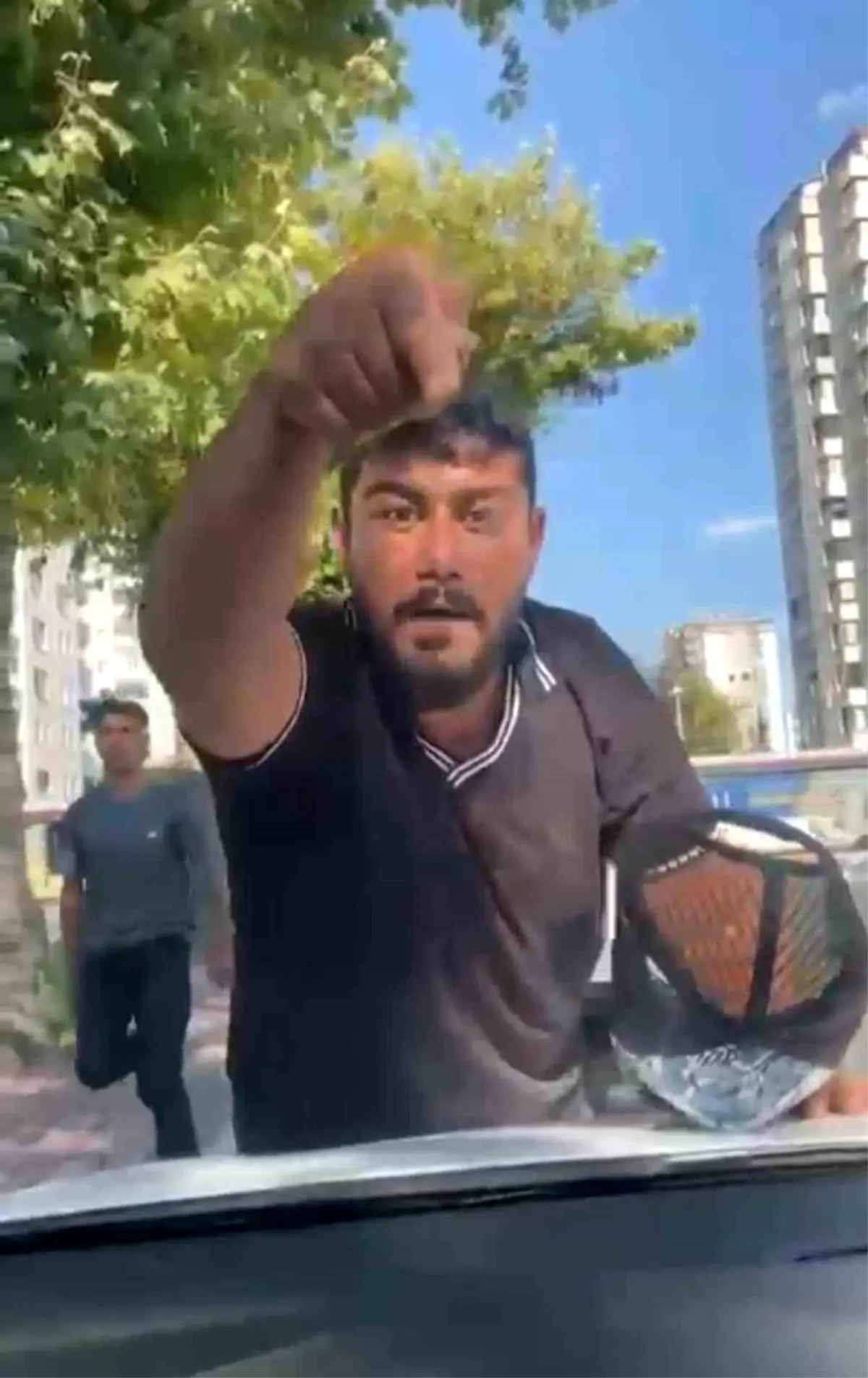 Trafikte korku dolu anlar! Cam silme bahanesiyle sürücülere kabusu yaşattı
