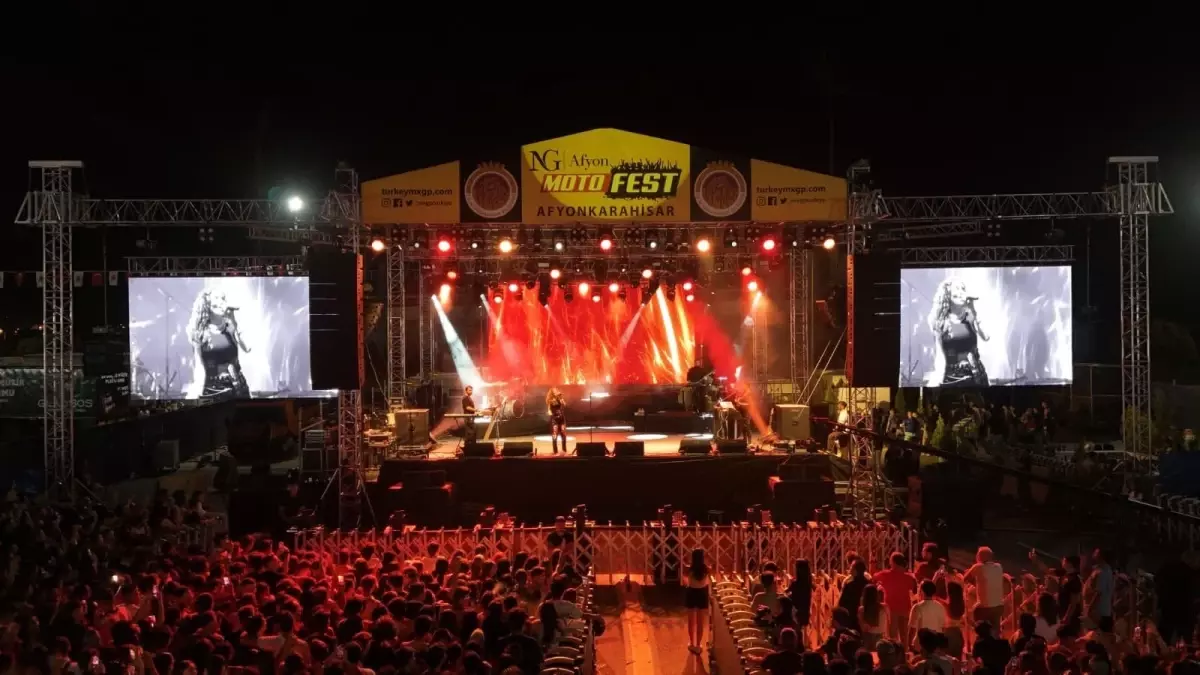 Motofest'te Yavuz Seçkin ve Ayna Grubu Sahne Aldı
