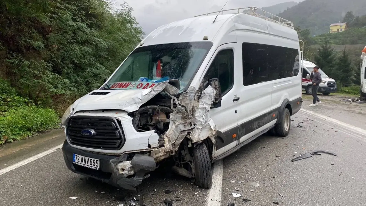Tirebolu'da Minibüs Kazası: 10 Yaralı