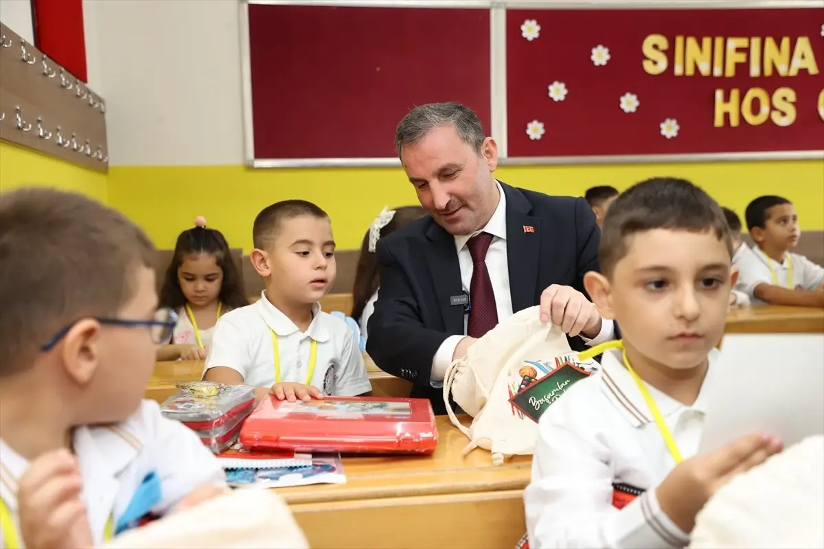 Sultanbeyli'den 9 Bin Öğrenciye Kırtasiye Desteği