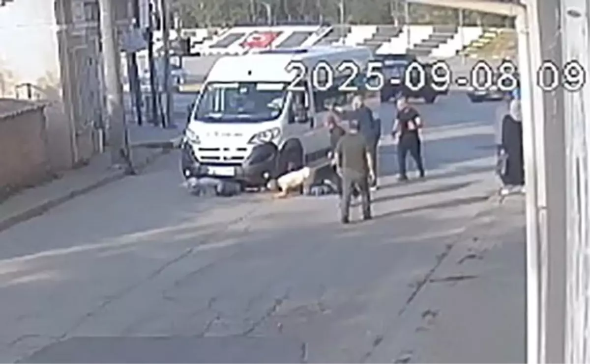 İşçi Servisi Anne ve Oğluna Çarptı