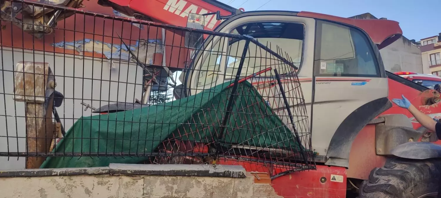 Körfez'de Freni Boşalan İş Makinesi Kaza Yaptı
