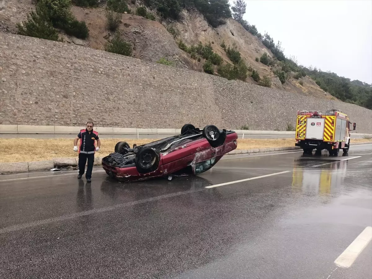 Taşova'da Otomobil Devrildi: 2 Yaralı