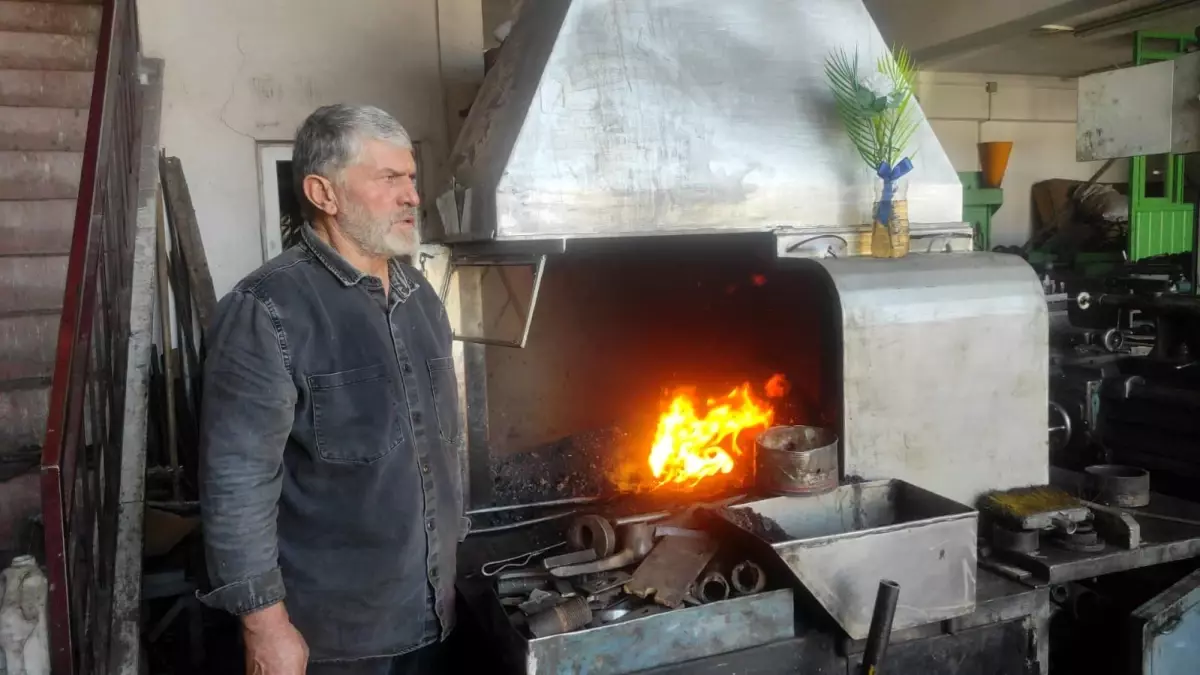 Baba-Oğul Demirci Ustaları Geleceği Şekillendiriyor