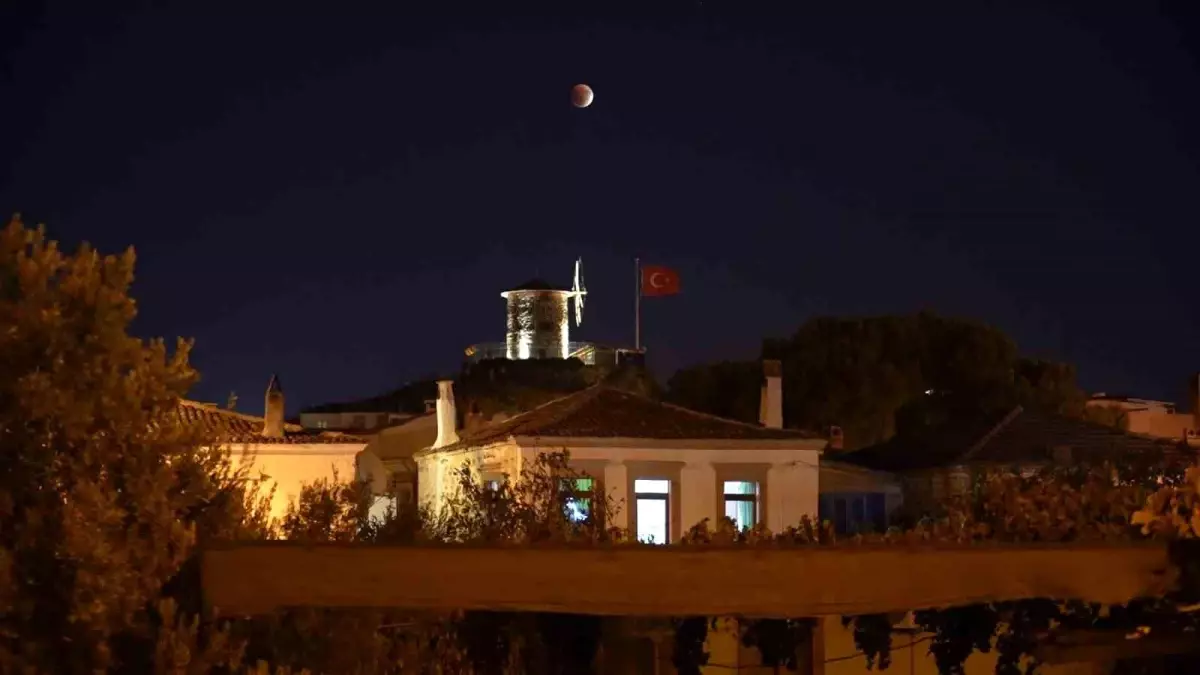 Cunda'da Kartpostallık Ay Tutulması