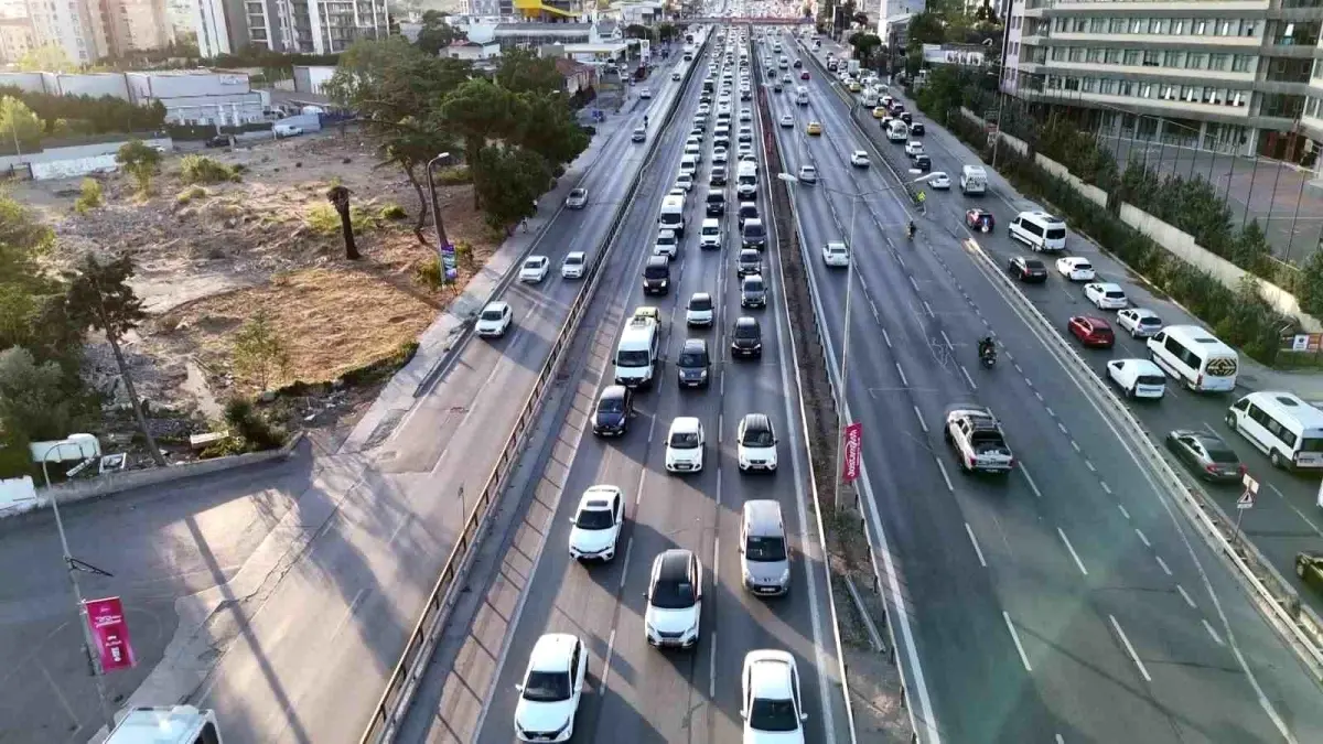 İstanbul'da Eğitim Dönemi Trafiği Felç Etti