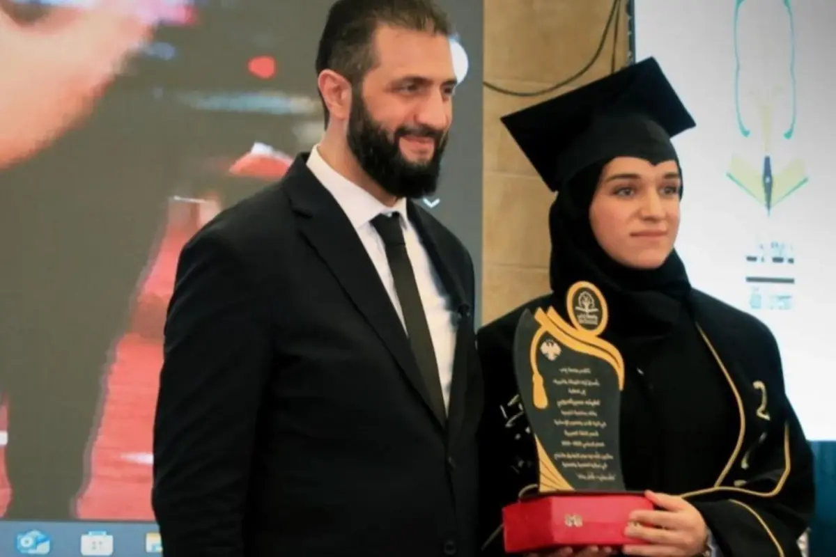 Başkan eşinden eşine mezuniyet hediyesi
