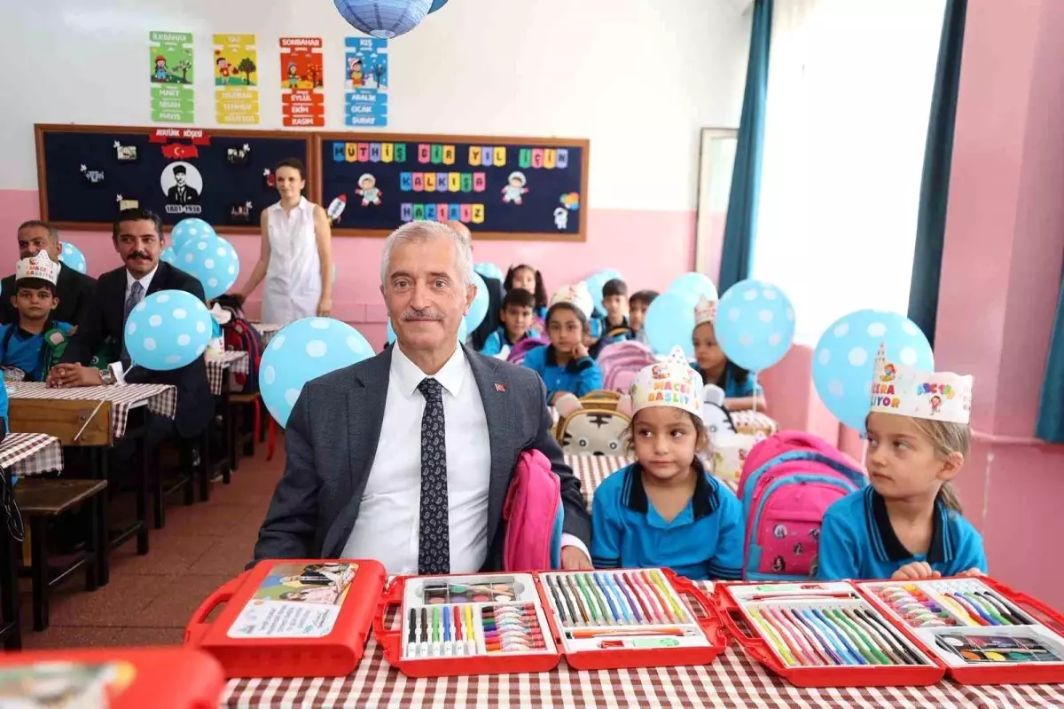 Gaziantep'te Öğrencilere 881 Bin Boyama Seti Dağıtıldı