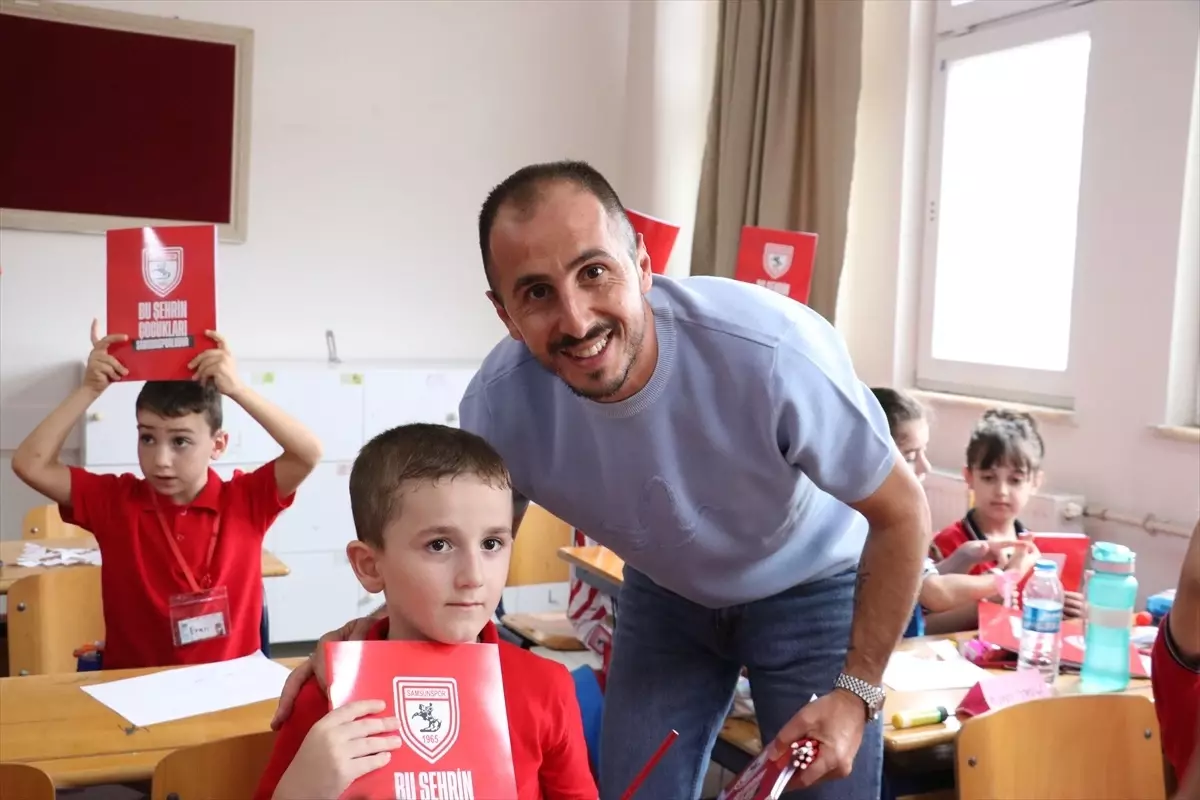Samsunsporlu Futbolculardan Miniklere Hediyeler