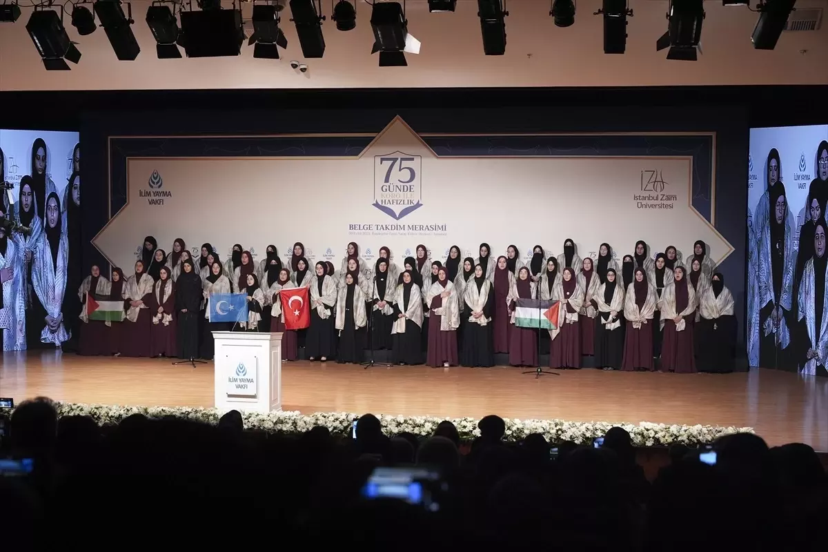 İstanbul'da, '75 Günde Hafızlık Programı'nı tamamlayan 52 kız öğrenciye hafızlık belgeleri verildi