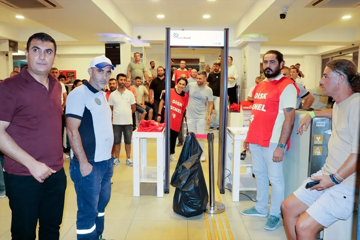 Buca Belediyesi'nde İşçiler Maaş İçin Eylemde