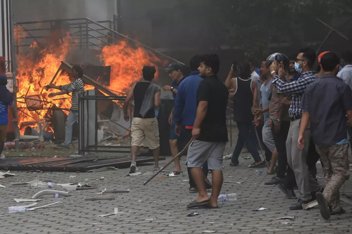 Nepal'de protestolar şiddetlendi! Eski başbakanın eşi yanarak can verdi