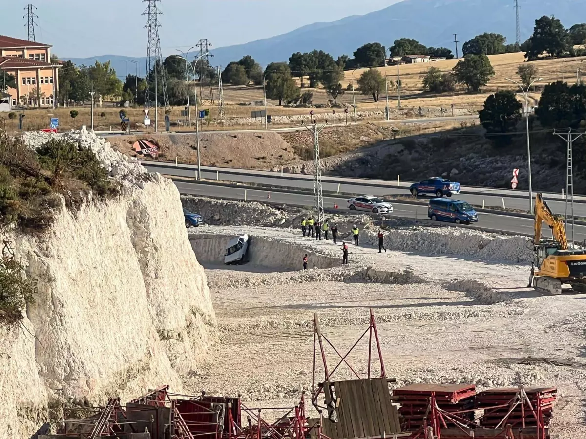 Jandarmadan Kaçan Sürücü Çukura Düştü