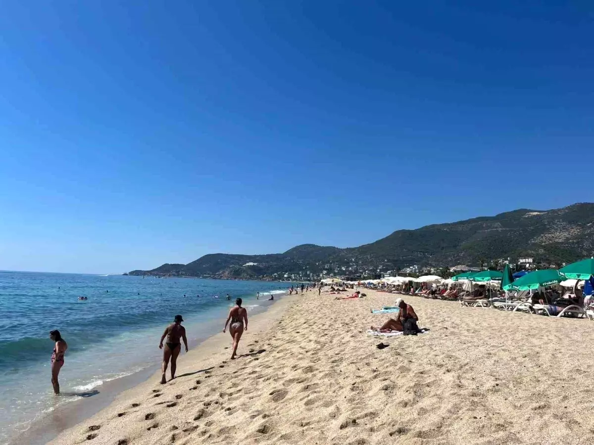 Alanya’da Eylül Ayında Plaj Yoğunluğu