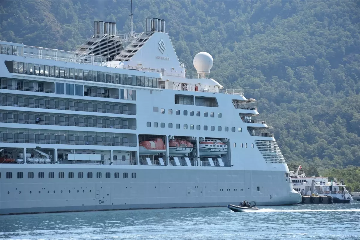 Marmaris'e 'Silver Muse' Kruvaziyeri Geldi