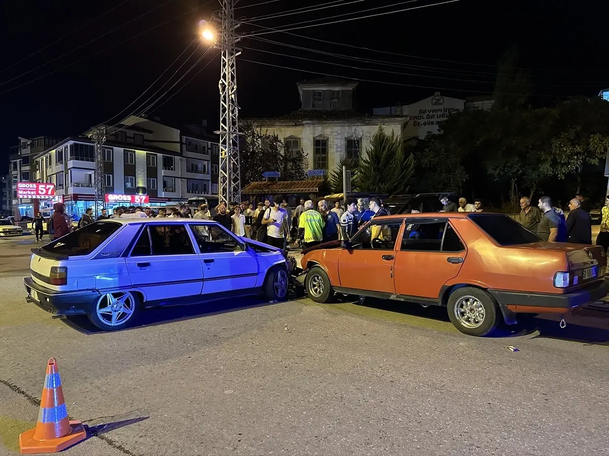Gerze'de Trafik Kazası: 2 Yaralı