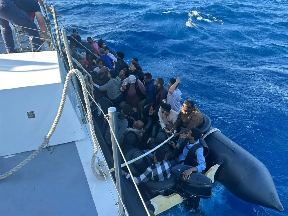 Çeşme'de 75 Düzensiz Göçmen Yakalandı