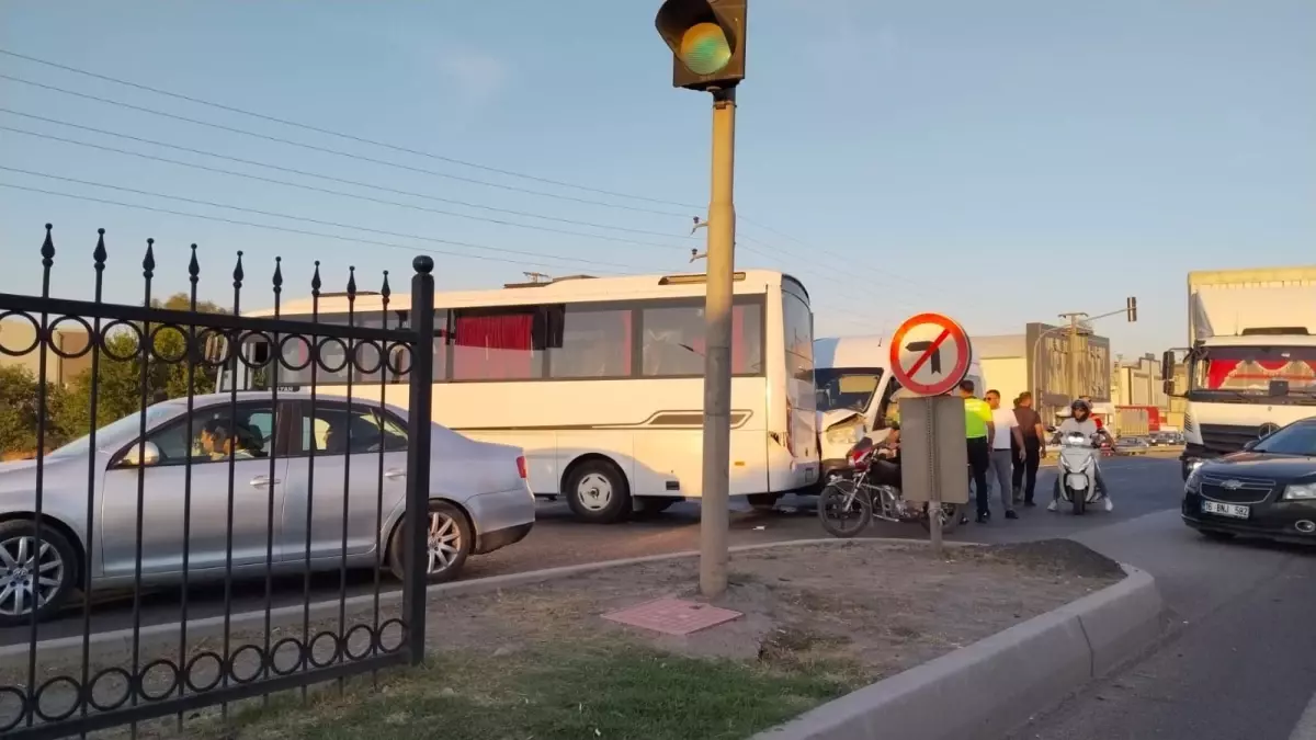 İnegöl'de İşçi Servisiyle Minibüs Çarpıştı