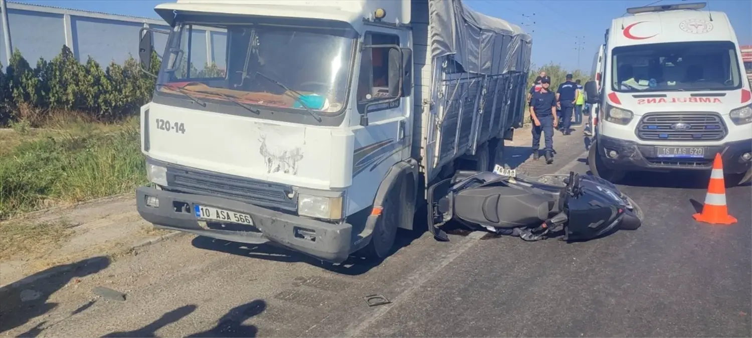 Kamyon Motosiklete Çarptı: Baba Hayatını Kaybetti