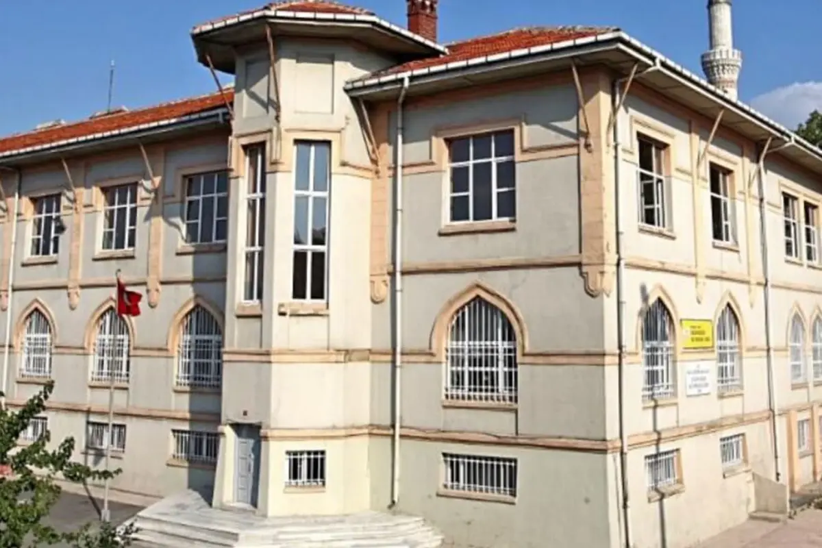 Tarihi Okulda Vandalizm: 3 Çocuk Yakalandı