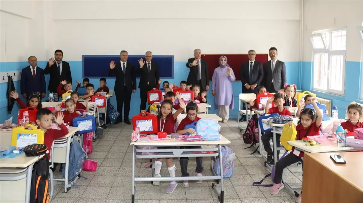 Çubuk'tan 1600 Öğrenciye Kırtasiye Desteği