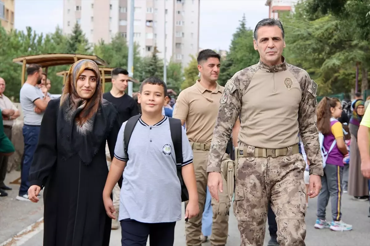 Kayseri Emniyet Müdürü Aydın, şehit çocuklarını makam aracıyla okula götürdü
