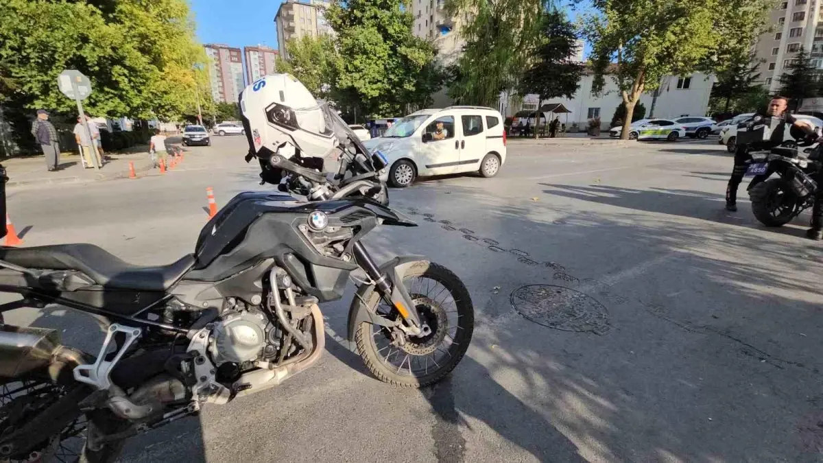 Kayseri'de Polis Motosikleti Devrildi: 2 Yaralı