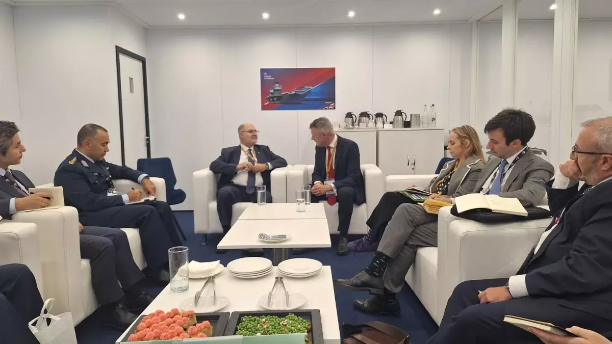 Kavaklıoğlu, Londra'da Savunma Fuarı'nda