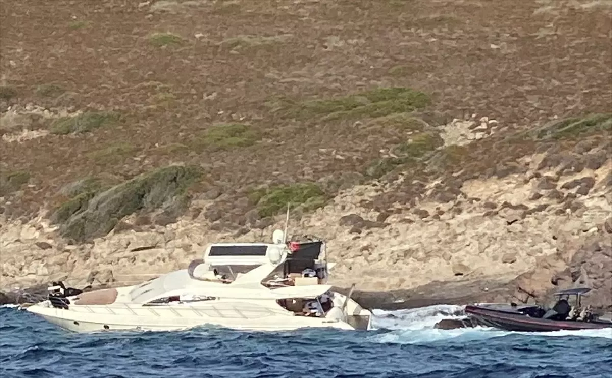 Bodrum'da Arızalanan Motoryat Kayalıklara Çarptı