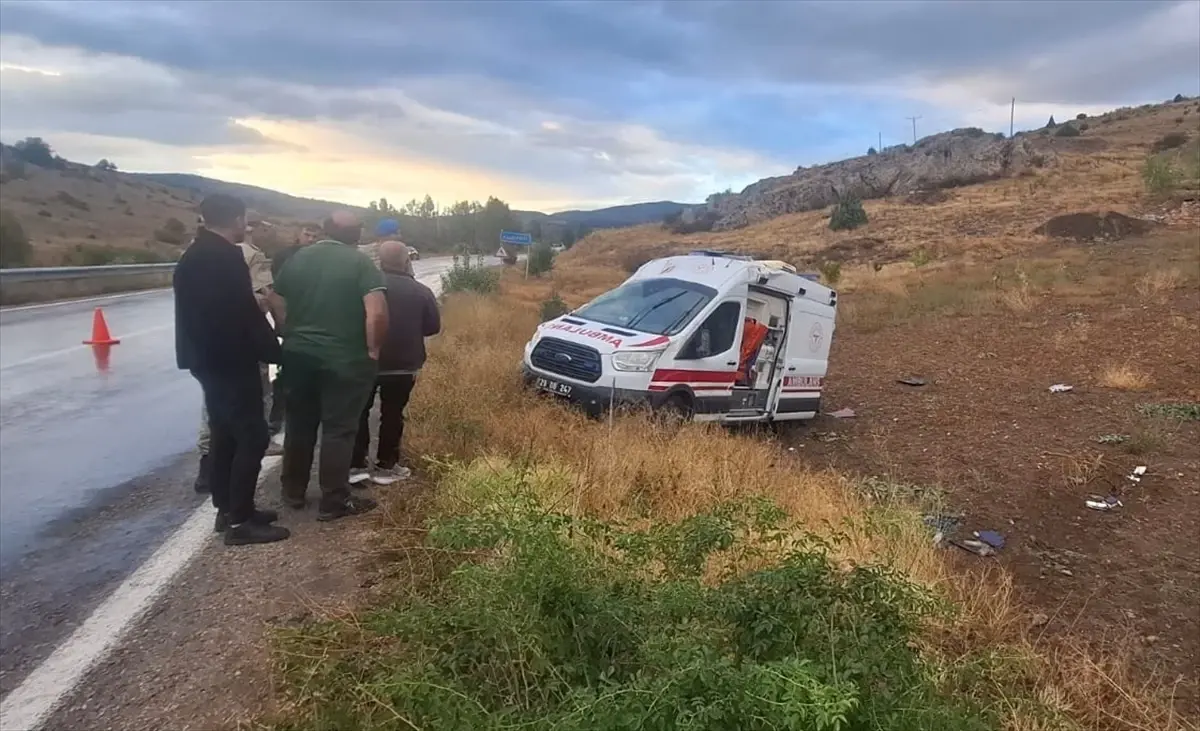 Kelkit'te Ambulans Devrildi, 3 Yaralı