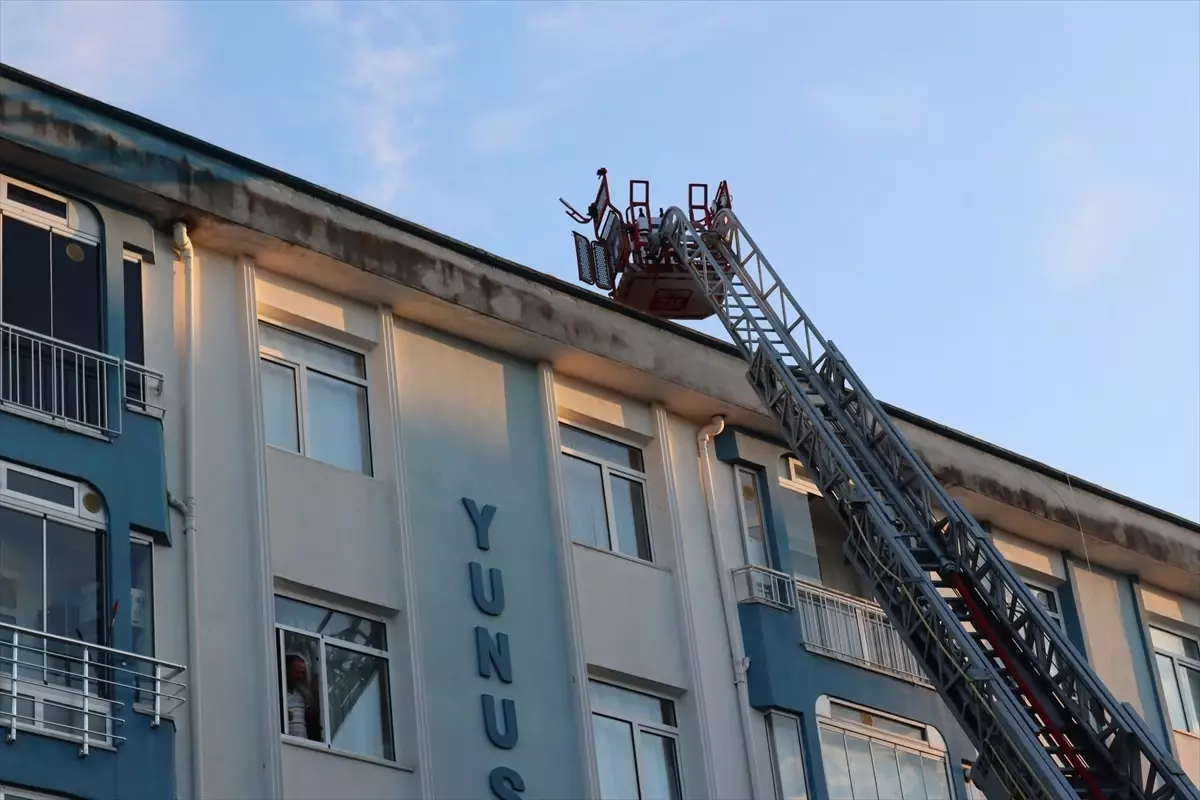 Ünye'de Bina Çatısında Yangın