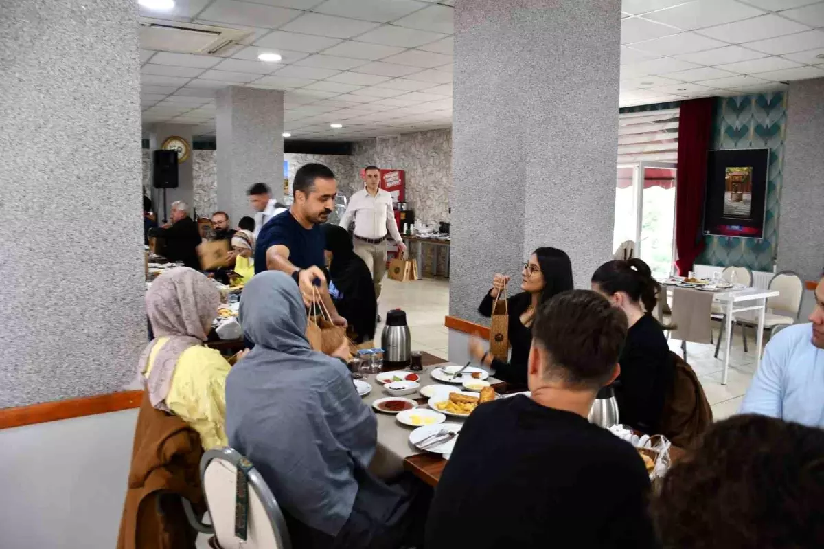 Vezirköprü'de Üniversiteyi Kazanan Öğrencilere Kahvaltı Kutlaması