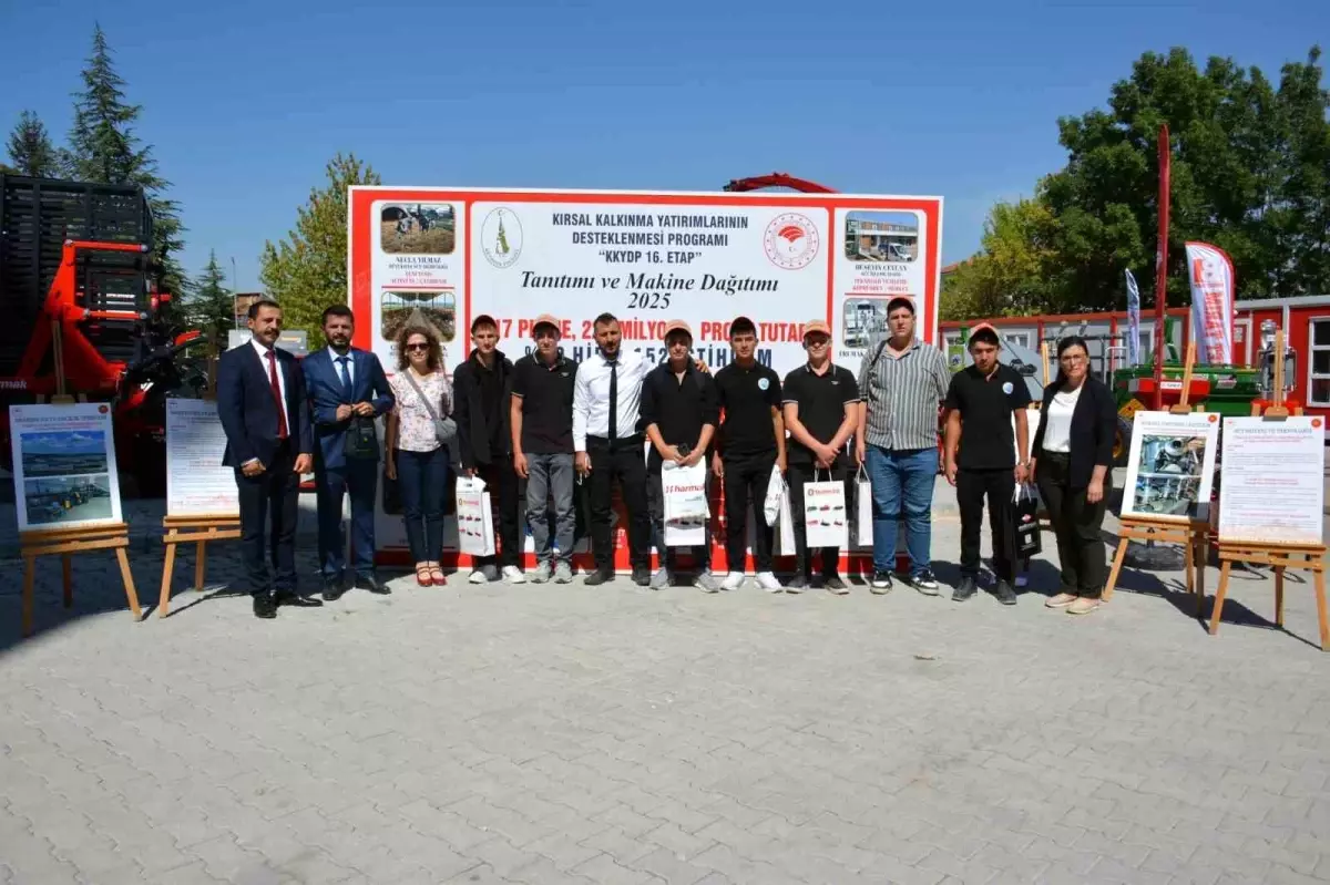 Çavdarhisar'da Tarım Makineleri Tanıtımı