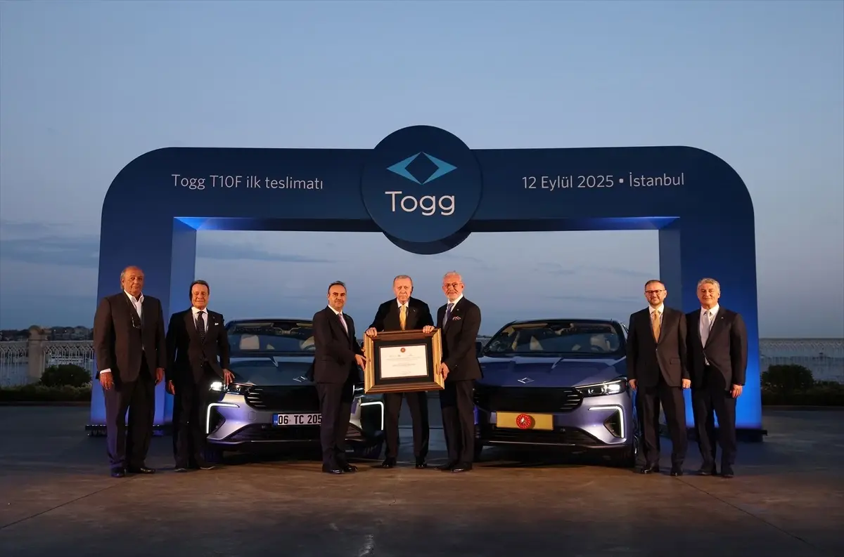 Cumhurbaşkanı Erdoğan'a Togg'un yeni modeli T10F hediye edildi