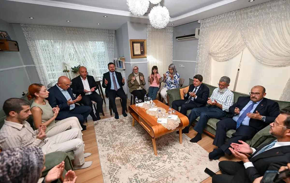Adalet Bakanı Tunç'tan Şehit Astsubay Deniz Göçkün'ün ailesini ziyaretine ilişkin paylaşım
