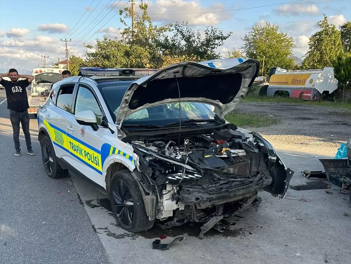 Ünye'de Polis Aracına Çarpan Otomobil Kaza Yaptı
