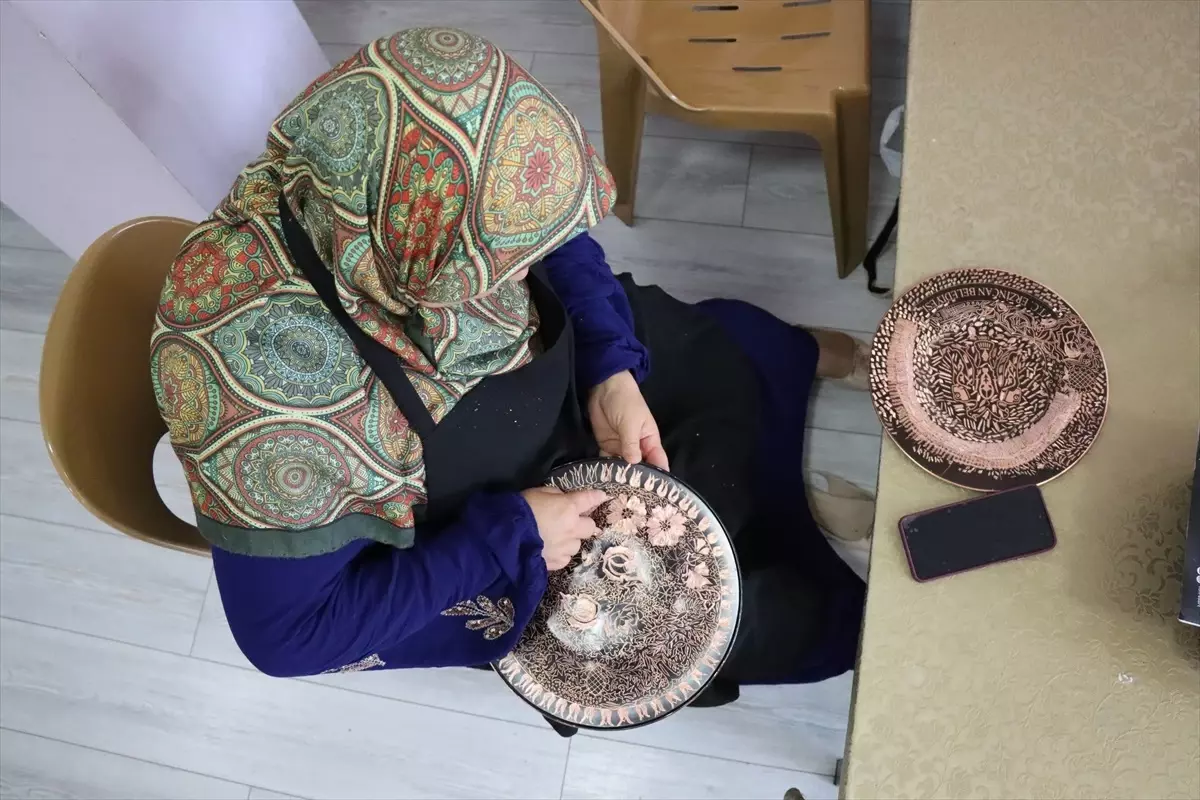 Erzincan'da Kadınlar Bakır İşlemeciliğini Yaşatıyor